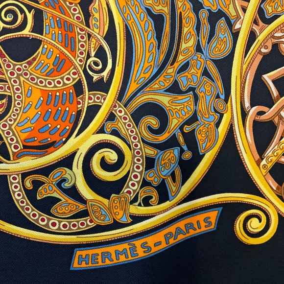 HERMES BLACK MULTI LA CHARMANTE AUX ANIMAUX PRINT SQUARE SILK TWILL SCARF - Picture 5 of 9